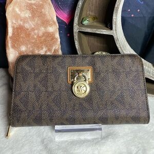 EUC Michael Kors Large Logo Continental Zip Wallet W/Locket